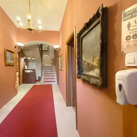 בית הארחה Shangri La Mansion