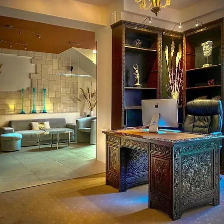 בית הארחה Shangri La Mansion מוסטר