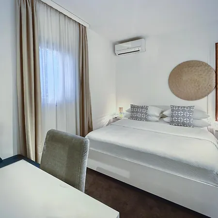 Shangri La Mansion מוסטר