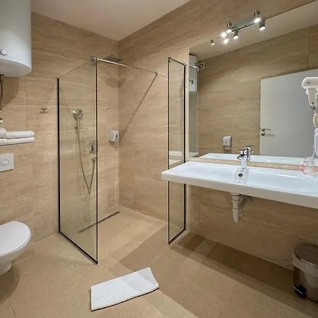 Shangri La Mansion בית הארחה 3*