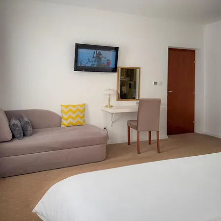 Shangri La Mansion בית הארחה 3*