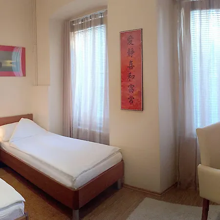 בית הארחה Shangri La Mansion מוסטר