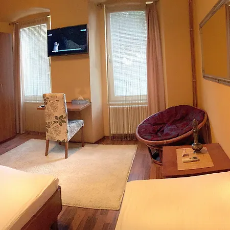 בית הארחה Shangri La Mansion 3*