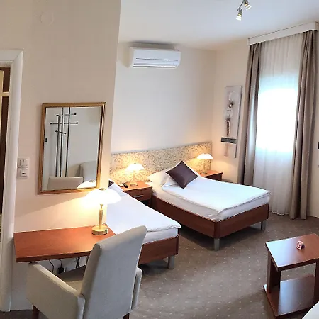 Shangri La Mansion בית הארחה