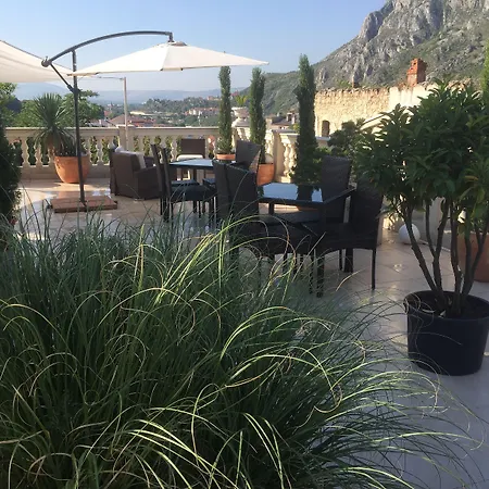 Shangri La Mansion בית הארחה