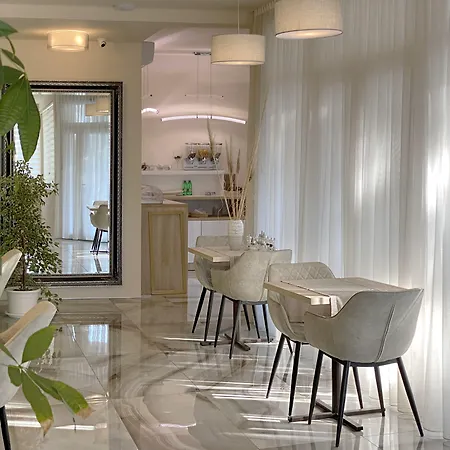 Shangri La Mansion בית הארחה 3*