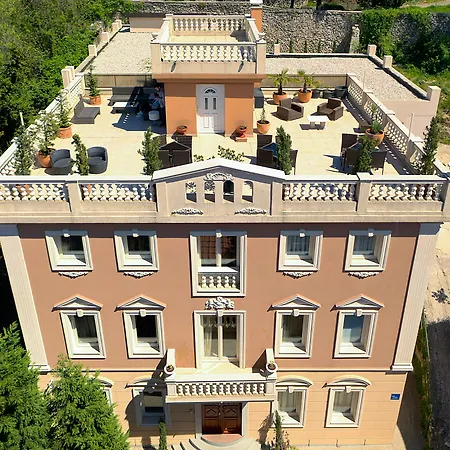 Shangri La Mansion מוסטר