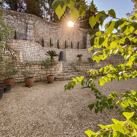 בית הארחה Shangri La Mansion 3*