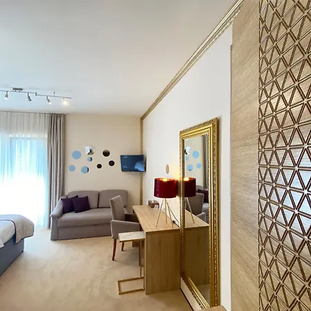 Shangri La Mansion מוסטר