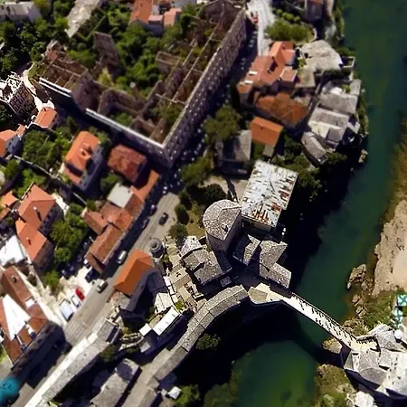 בית הארחה Shangri La Mansion מוסטר