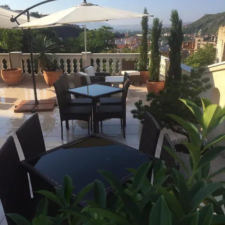 Shangri La Mansion בית הארחה